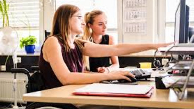 Zwei Frauen im Büro Zwei Frauen am Schreibtisch