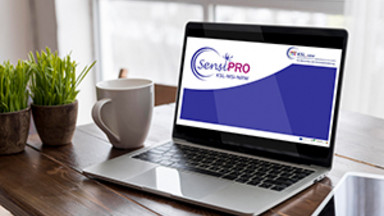 Logo der SensiPro-Schulung ist auf dem Laptop dargestellt.