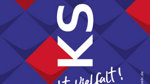 Titelbild des Flyers vom KSL.Köln mit blauen und roten Kacheln und dem Slogan So get Vielfalt
