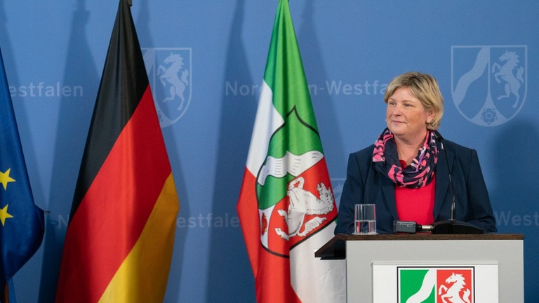 Claudia Middendorf steht am Rednerpult