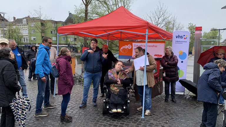 Redner*innen eröffnen den Inklusionstag
