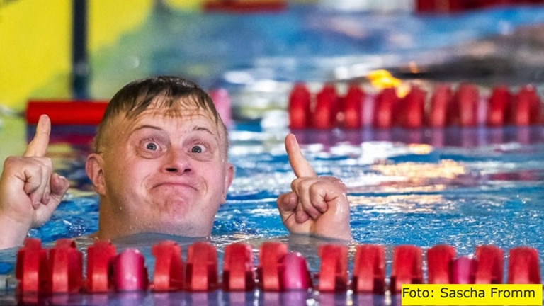 Das Foto heißt Glücksmoment und zeigt den Schwimmer Florian Wandke, der bei den Special Olympics den 3. Platz über 100 Meter Freistil erreichte.