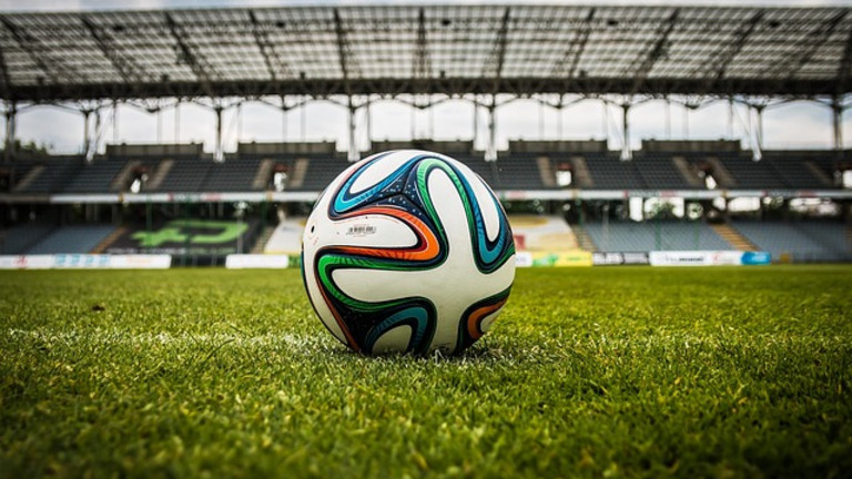 Fußball auf dem Rasen in einem Stadion