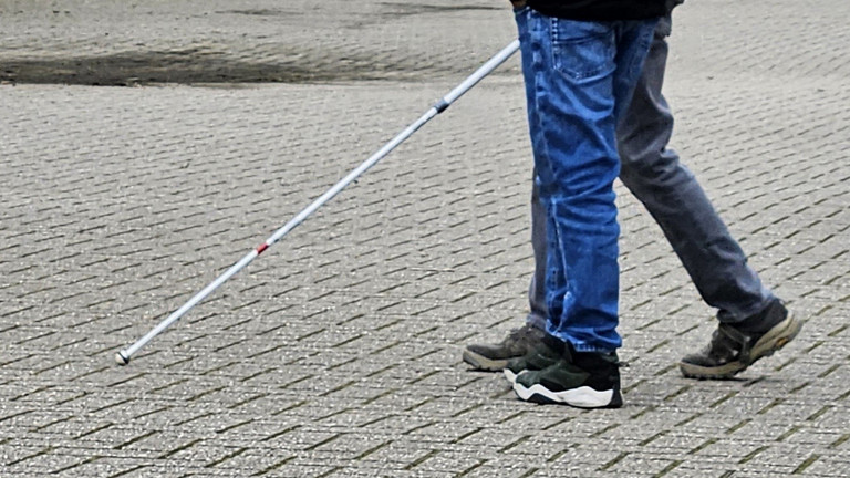Schüler*innen probieren das Laufen mit einem Langstock
