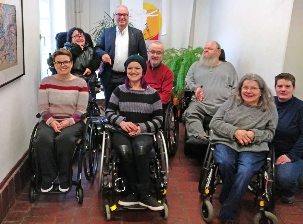 Das Bild zeigt das SL-Köln-Team mit Herrn Birkwald.