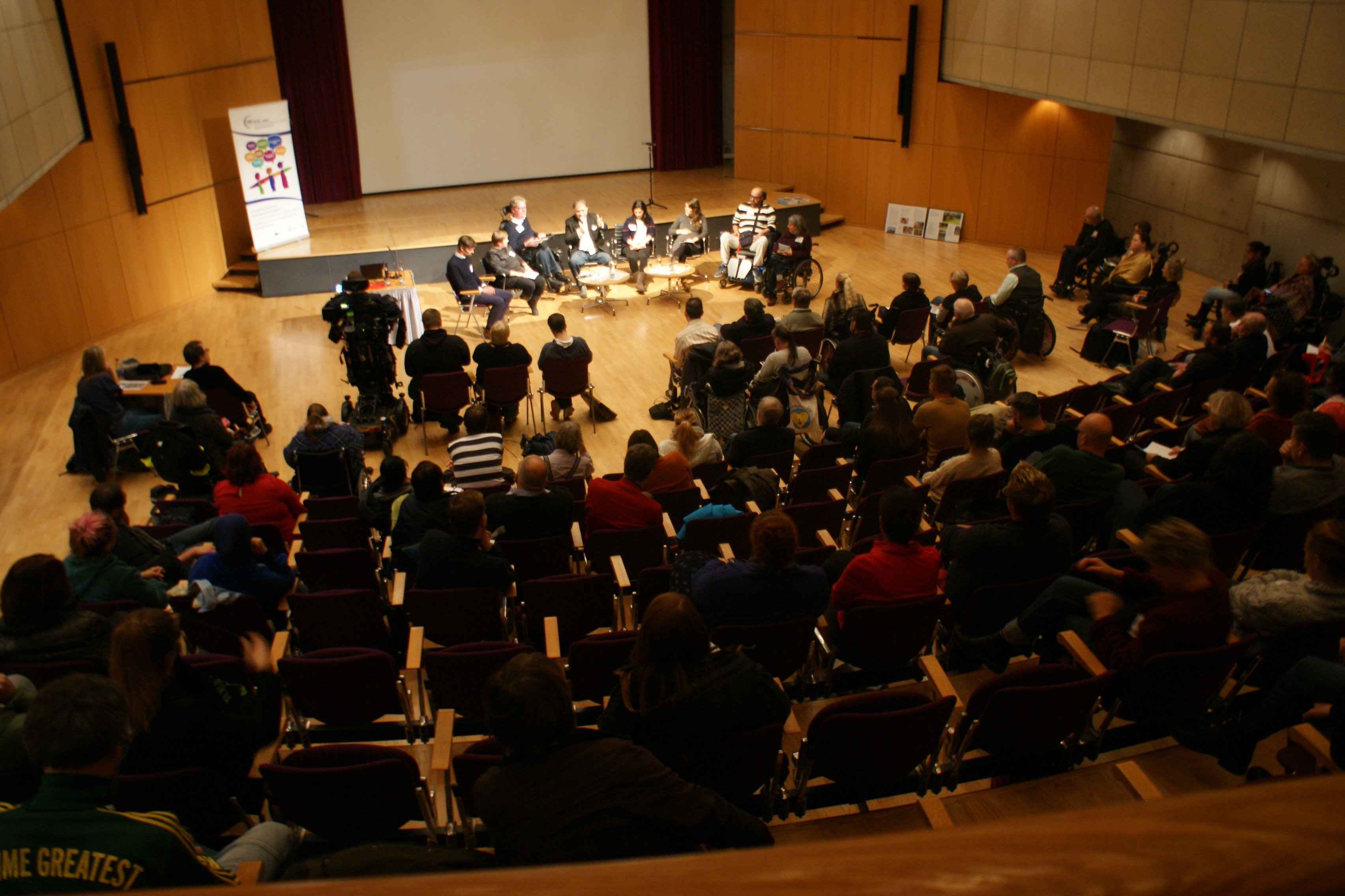 Das Bild zeigt die Podiumsdiskussion auf der Bühne.