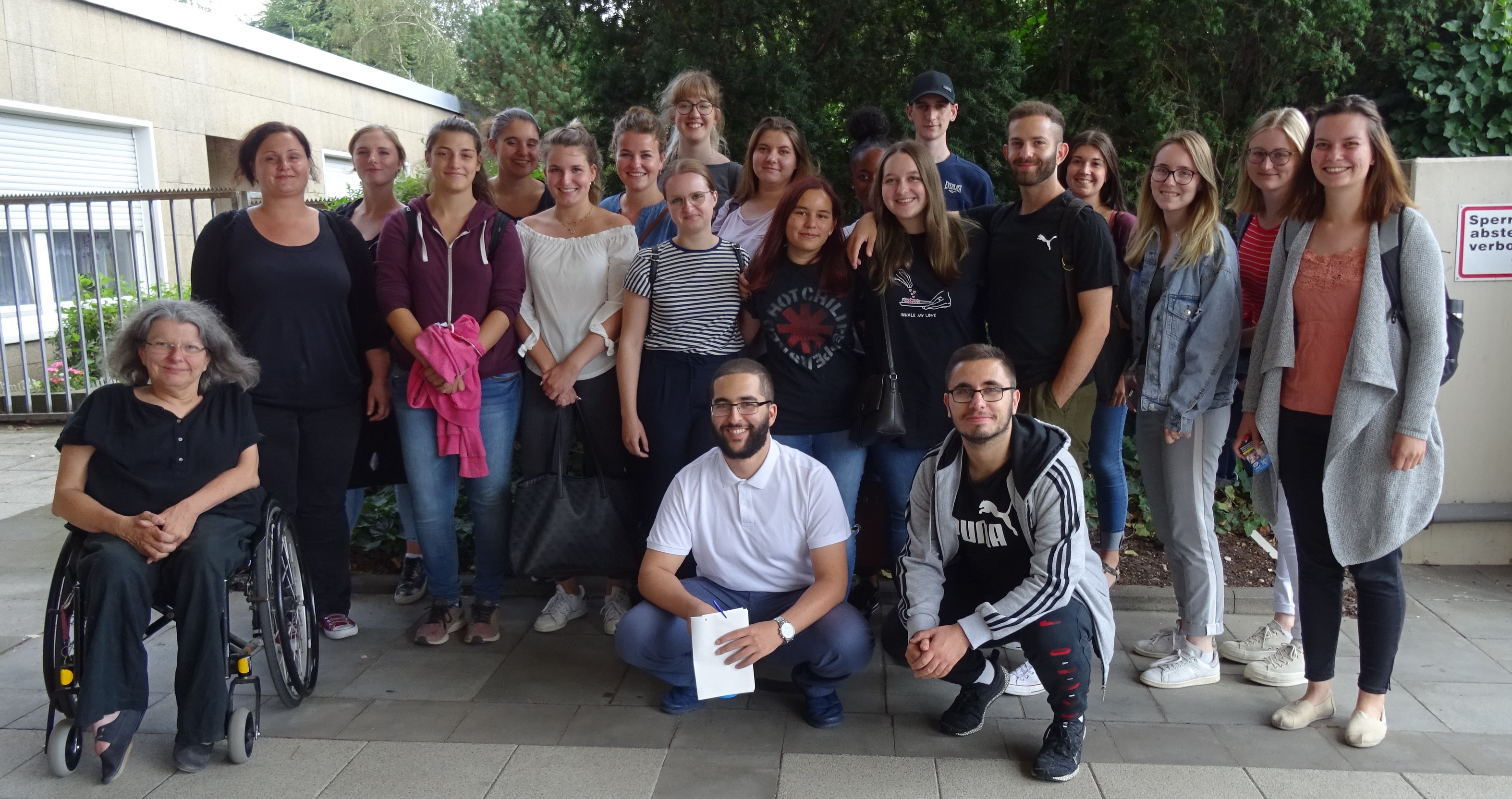 Gruppenbild der Schüler*innen der Krankenpflegeschule Köln-Porz und Ellen Romberg-Hoffmann vom KSL Köln