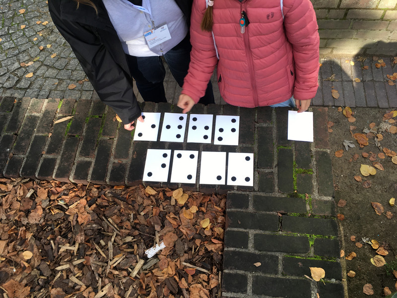 in Braille: der Anfang von Maus Türöffnertag 2022