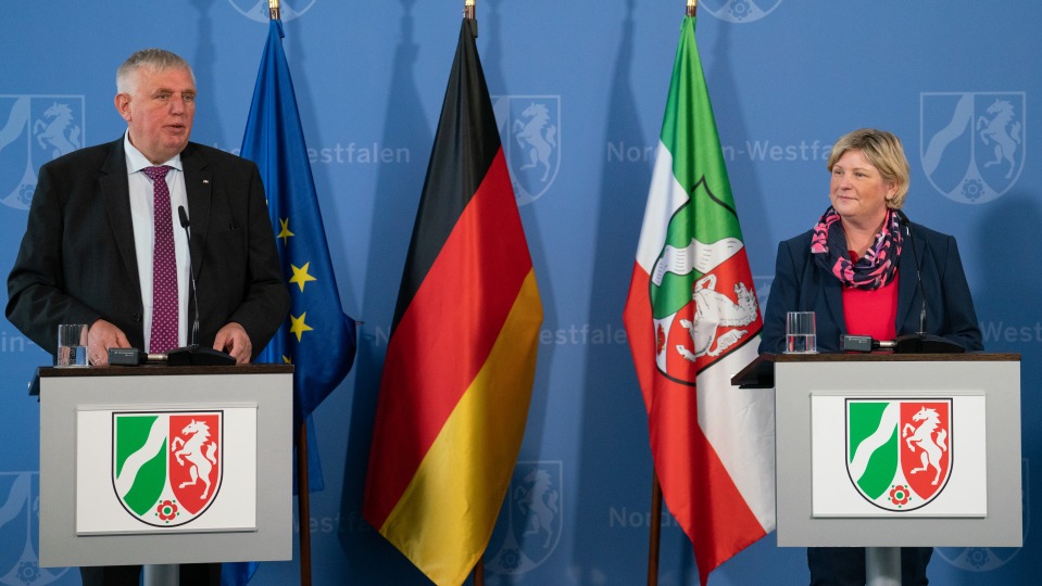 Frau Middendirf und Herr Laumann auf einer Presekonferenz.