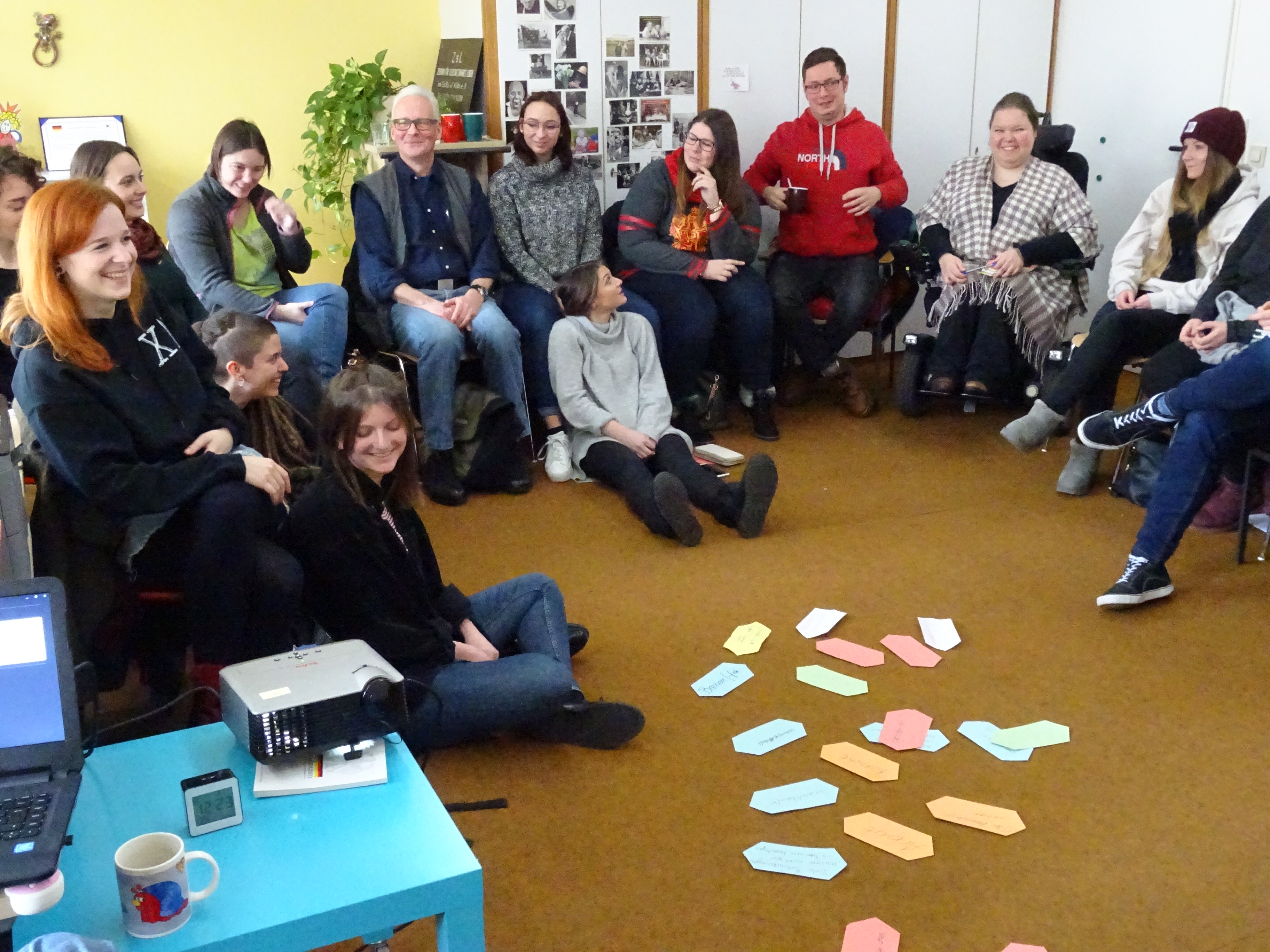 Das Bild zeigt die Teilnehmenden des Workshops im stuhlkreis.