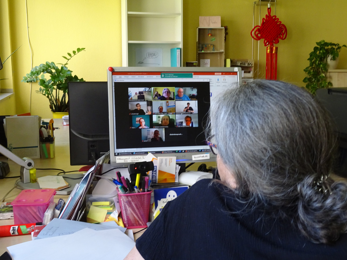 Ellen Romberg sitzt vor dem PC und nimmt an der Videokonferenz teil.