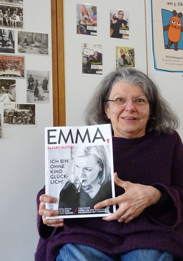 Ellen Romberg hält eine Ausgabe der EMMA in die Kamera.