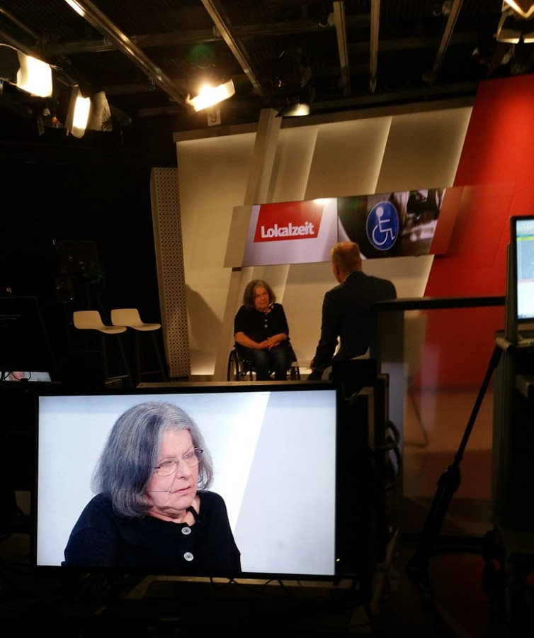 Ellen Romberg spricht mit dem Moderator im Studio.