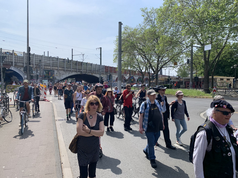 Viele Menschen ziehen durch die Straßen.