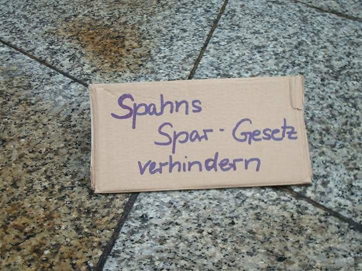 Ein Protestschild gegen das IPRReG.