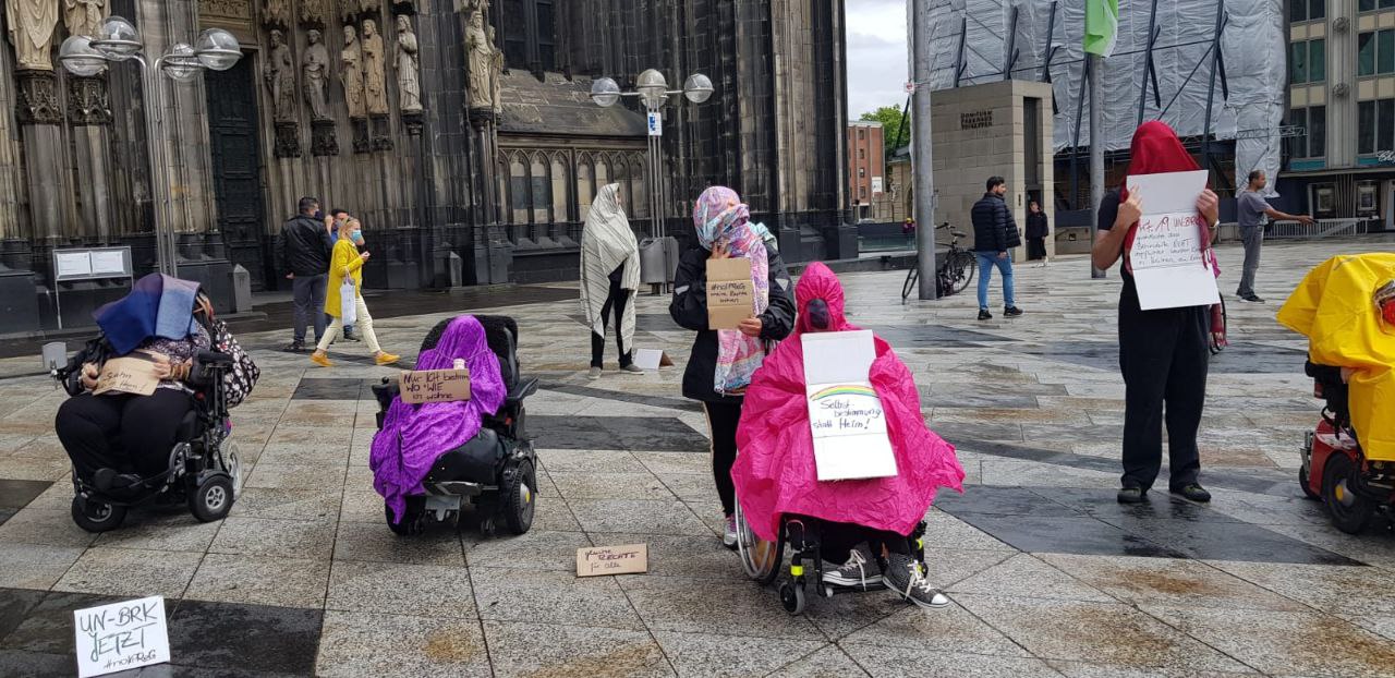 Mehrere Personen protestieren beim Flashmob gegen das IPReG.