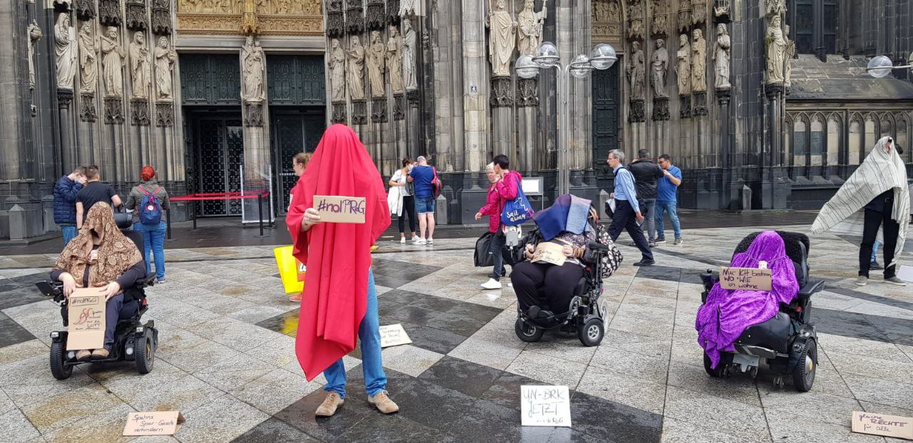 Mehrere Personen protestieren beim Flashmob gegen das IPReG.