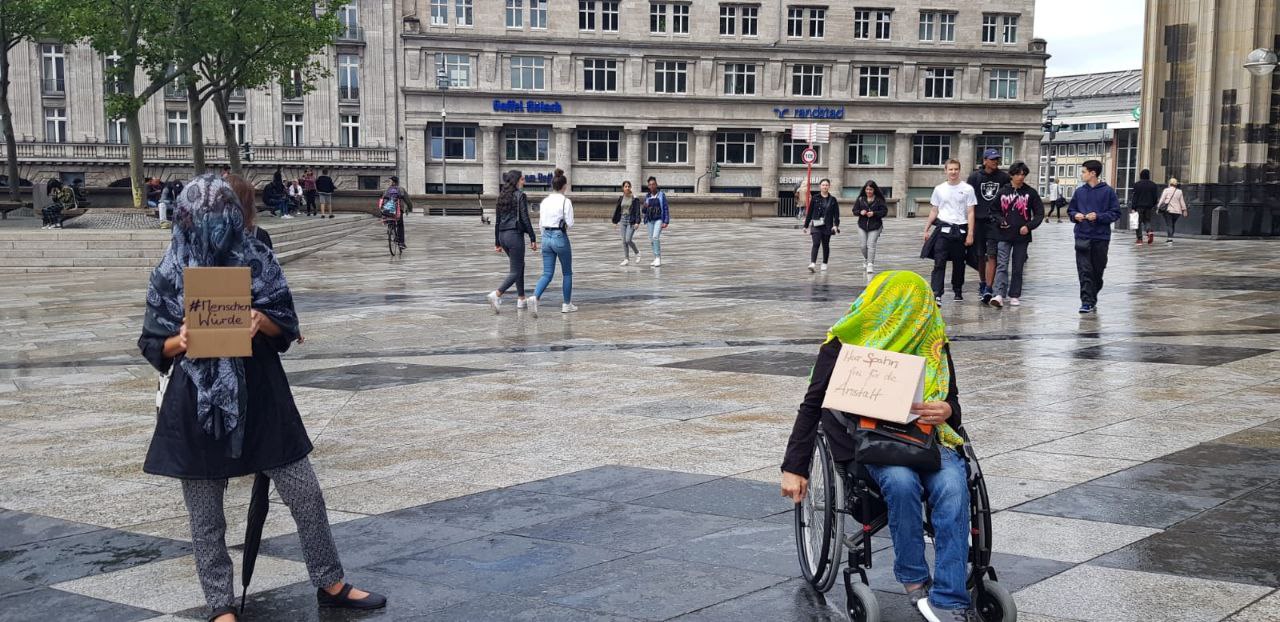 Personen protestieren beim Flashmob gegen das IPReG.