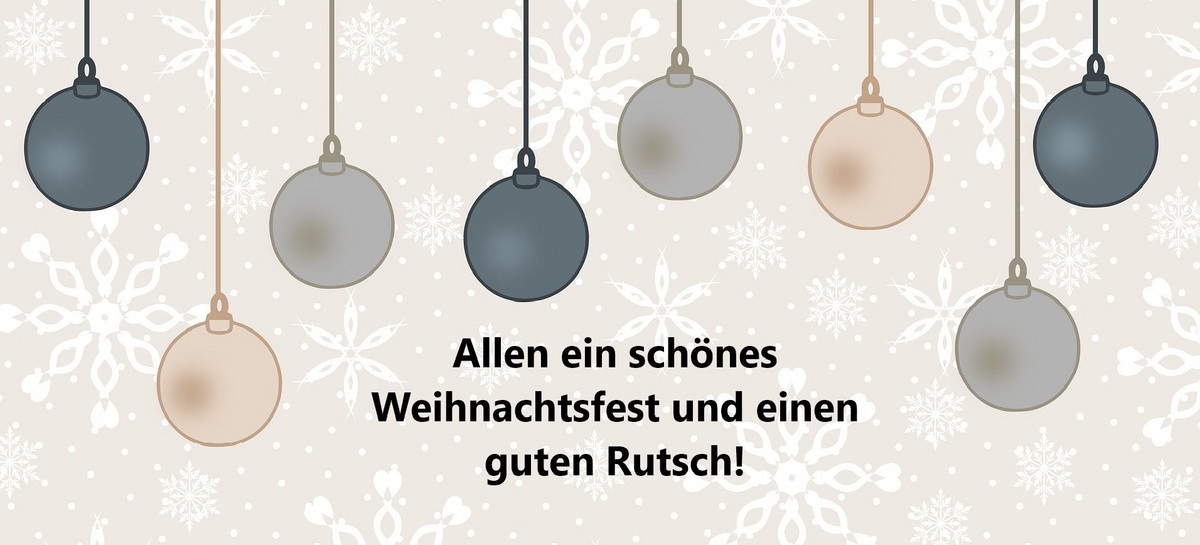 Weihnachtsgruß zwischen hängenden Weihnachtskugeln, Schneeflocken im Hintergrund