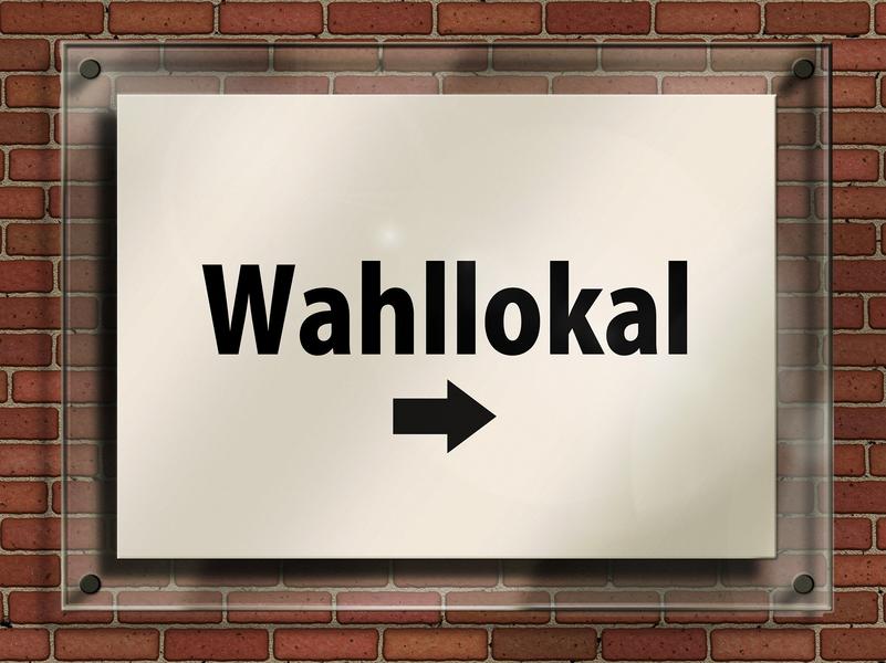 Ein Schild mit der Aufschrift "Wahllokal"