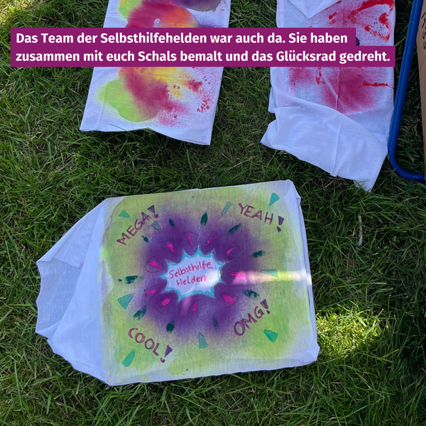 Bemalte Schals mit dem Logo der SelbsthilfeHelden