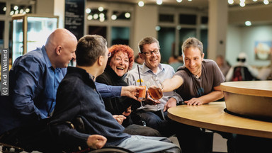 Gruppenbild in Kneipe