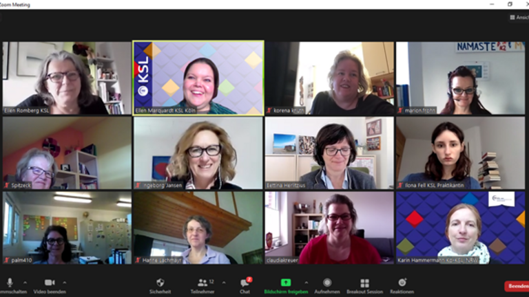 Die Teilnehmenden am Online-Austausch der kommunalen Behindertenbeauftragten sind mittels eines Videokonferenz-Tools alle zusammen mit Bild zu sehen.